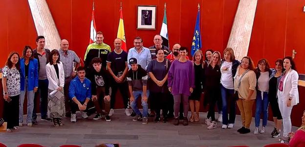 Treinta vecinos de Villafranca comienzan su formación en atención sociosanitaria y pintura a través de su escuela profesional
