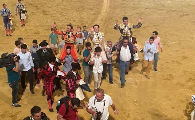 'El Chorlo' corta dos orejas y oreja en su alternativa en Villafranca