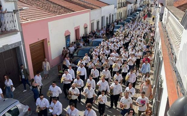 Cerca de 200 músicos de Extremadura y Andalucía arroparon a la Virgen del Pilar en su procesión por las calles del barrio