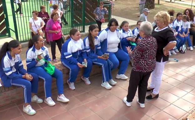 Cerca de 200 personas celebran la chaquetía en un encuentro intergeneracional para mantener «viva» las tradiciones
