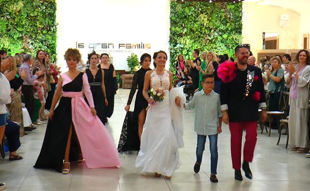 La asociación oncológica 'Esperanza de Vida' recibe 900 euros del desfile 'Sol y Luna' de Juan Vera
