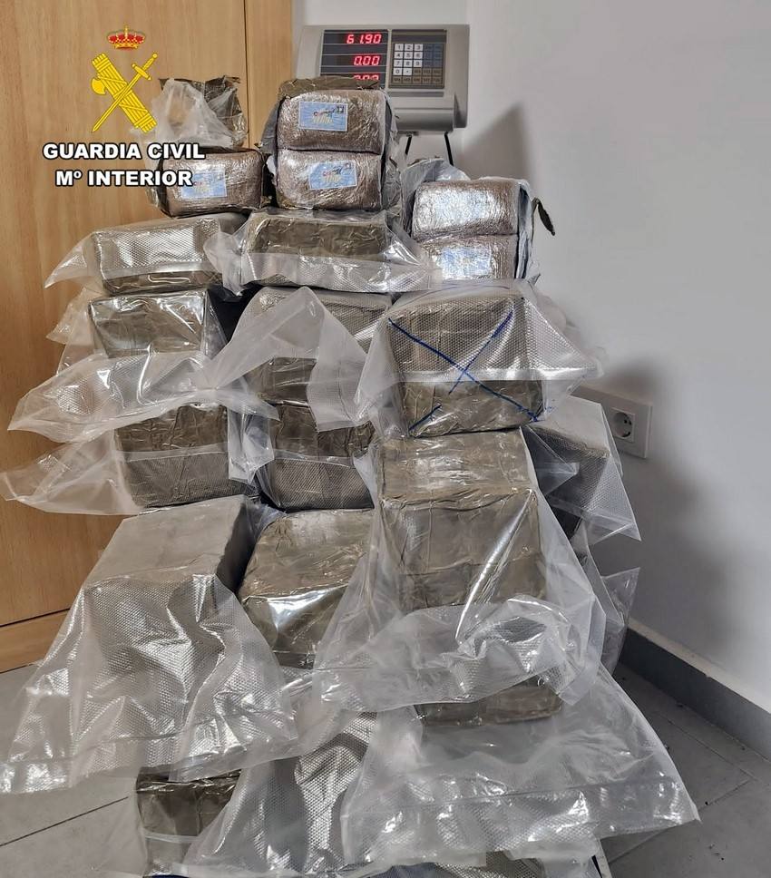 Dos detenidos con 60 kilos de hachís ocultos en un doble fondo de un turismo