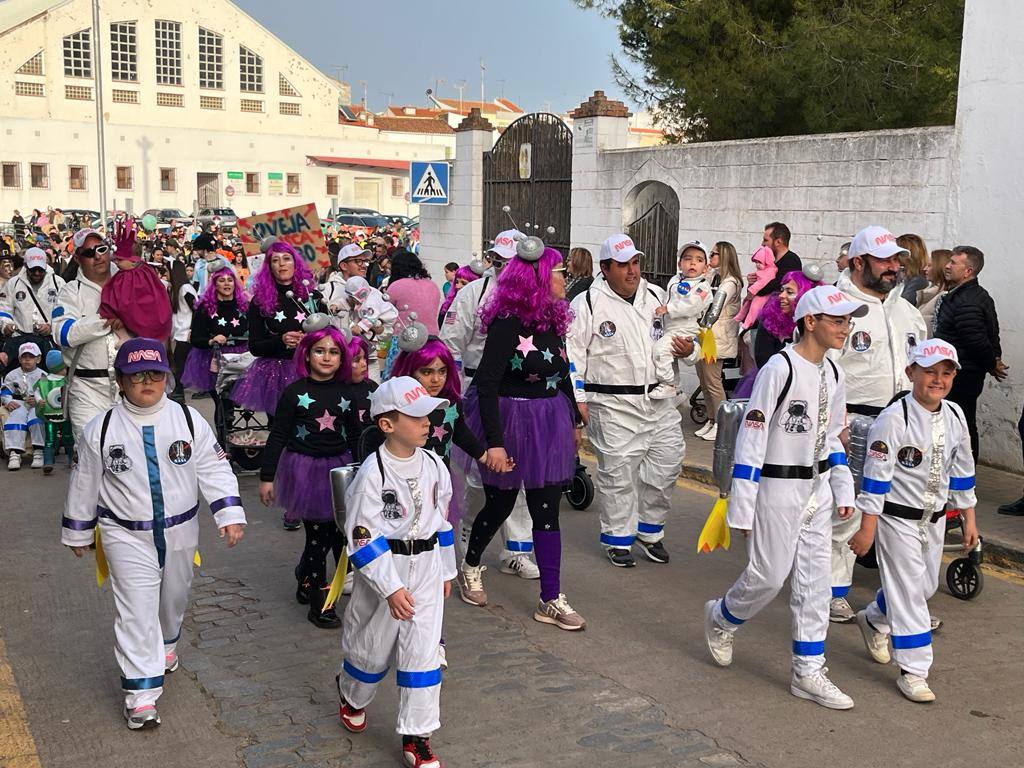 Un multitudinario desfile llena de ritmo las calles de Villafranca