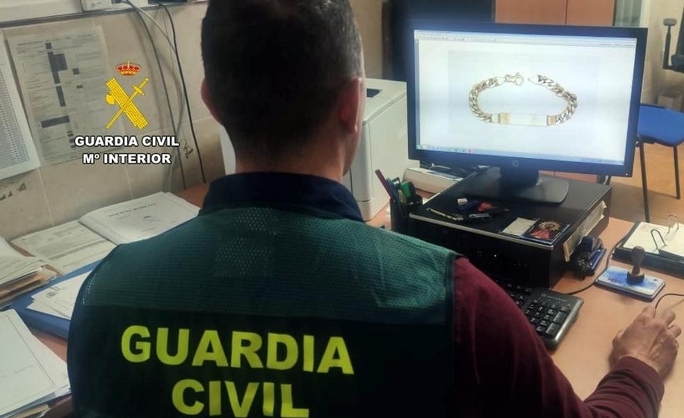 Arrestada por robar 4.500 euros y joyas de oro a un octogenario en Villafranca de los Barros