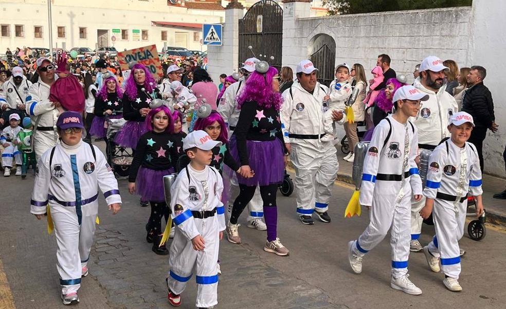 Un multitudinario desfile llena de ritmo las calles de Villafranca