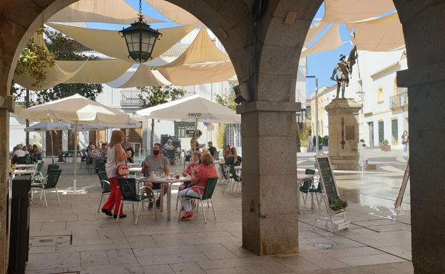 El pleno aprueba la modificación de la ordenanza que regula la tasa por usar la vía pública para terrazas