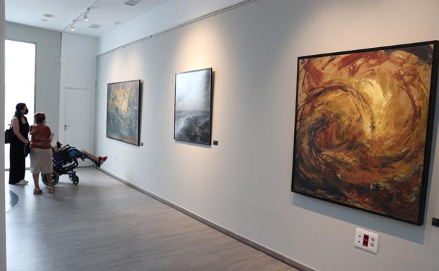 Último día para visitar la exposición 'Azul' del artista villanovense Eduardo Chozas