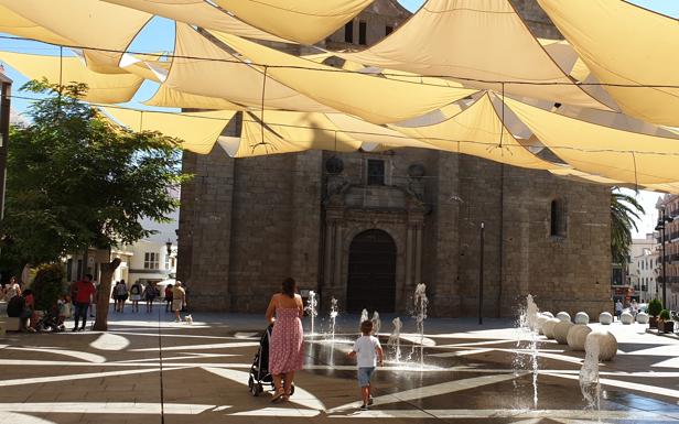 La plaza de España prescinde de toldos para dar sombra este verano