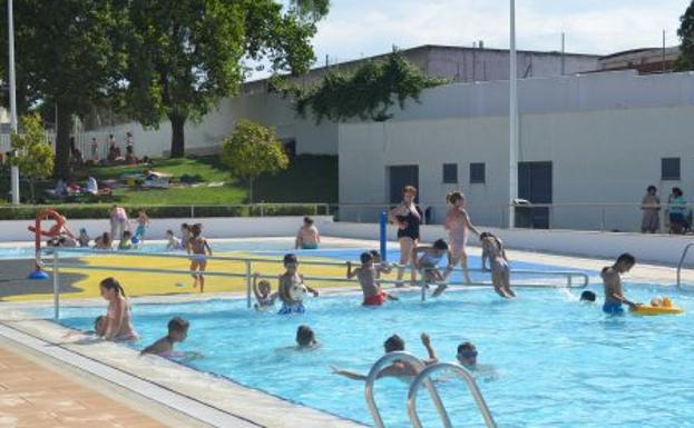 La piscina municipal reduce su aforo al 50% tras las nuevas restricciones por la pandemia