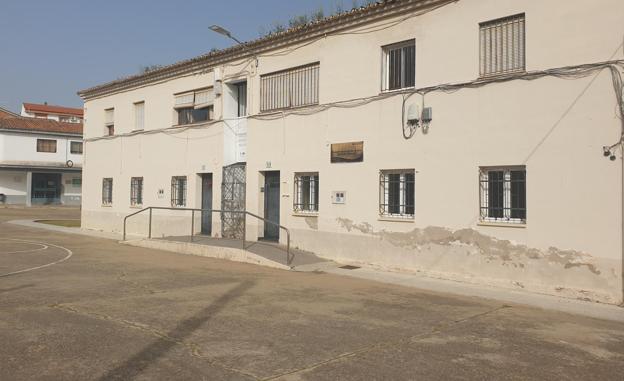 Demoler las antiguas casas de los maestros en Villanueva costará casi 70.000 euros