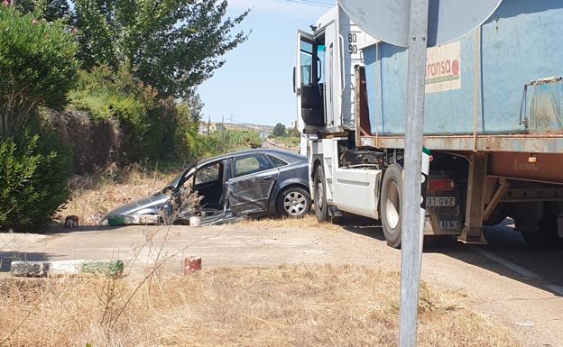 Una mujer resulta herida en una colisión entre un camión y un turismo en Villanueva