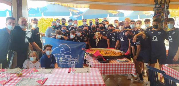 El Villanovense disfrutó de una jornada de convivencia en la Playa de Orellanita
