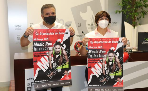 José María Vargas y Ana Pérez presenan el cartel de la Music Run. /HOY