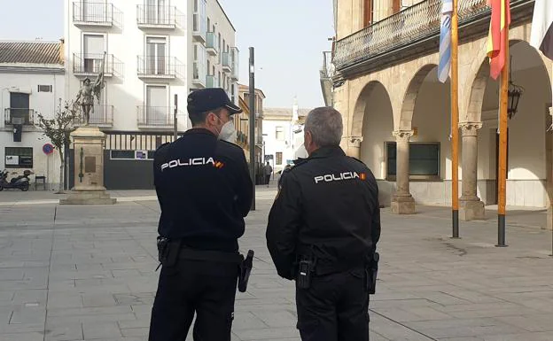 Agentes de Policía Nacional en la Plaza de España. /s.g.