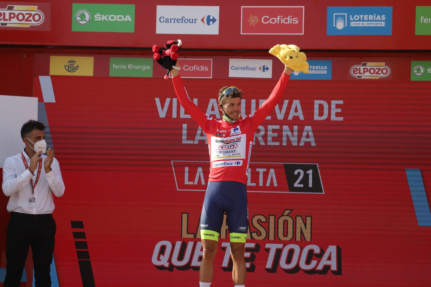 Caluroso recibimiento de Villanueva a La Vuelta
