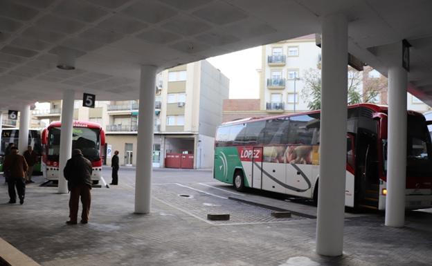 El autobús que une Villanueva y Don Benito amplía su horario de servicio