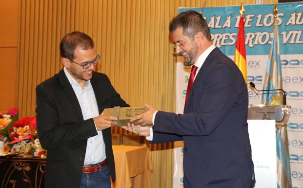 Jaime Fernández, de Clínica fisioterapia Fisiofert, recibió el premio al Mejor joven Emprendedor. 