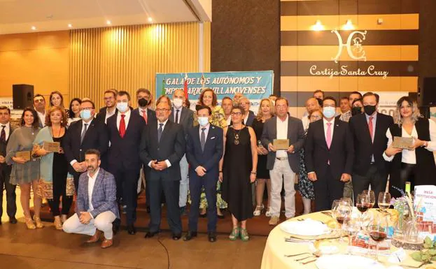 Foto de familia con todos los premiados en la Gala del Autónomo y Empresa Villanovense. /s.g.