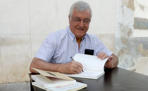 Antonio María Flórez firma ejemplares de su último libro, sobre Alfonso Trajano. /GUILLERMO ROMERO