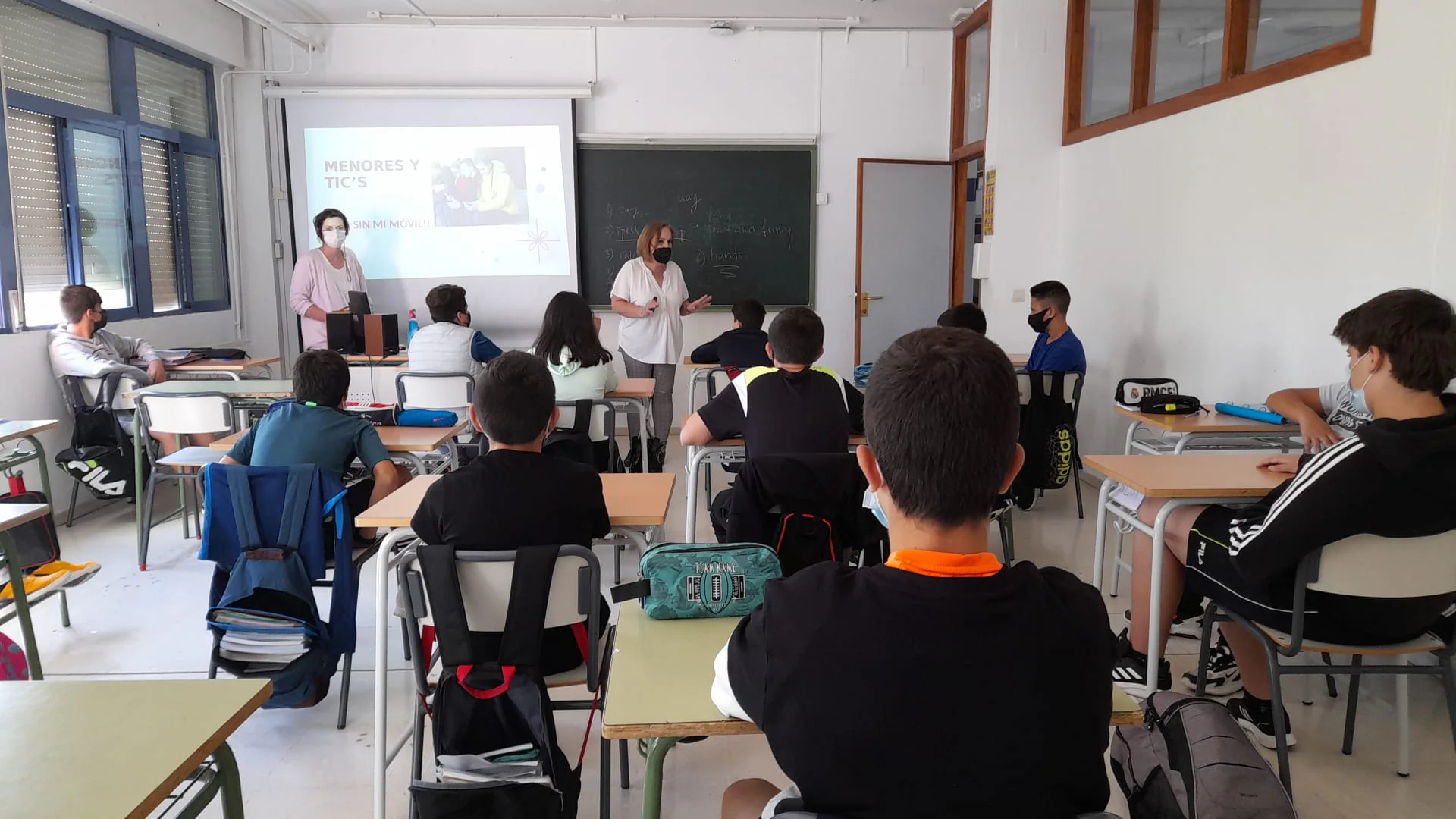 Alumnos asisten a los talleres de prevención de conductas adictivas. /AV