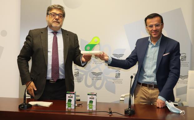 Villanueva recoge su premio por ser la ciudad española que más pilas recicla