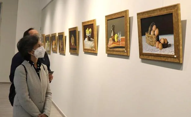 Visitantes contemplan los cuadros de Antonio Gómez. /AV