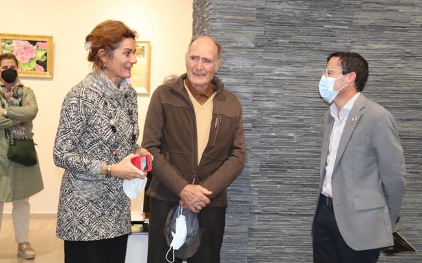 Antonio Gómez (en el centro) charla con su hija y el Alcalde. 