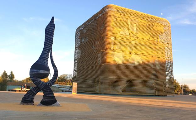 La escultura en homenaje al escritor Felipe Trigo se ubica junto al Palacio de Congresos