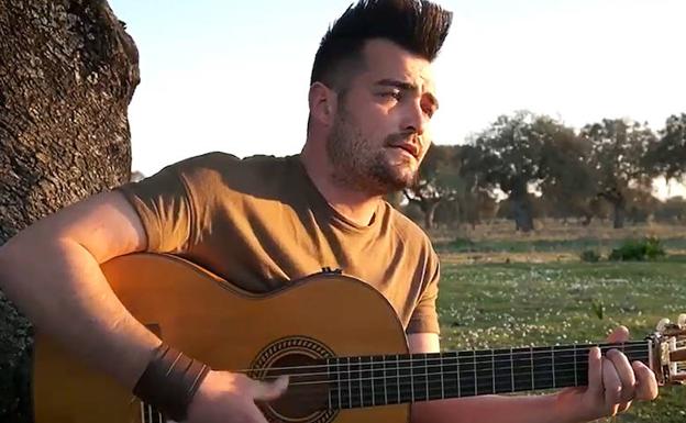 El cantante Jesús de la Elia actuará mañana en la Plaza de San Bartolomé con motivo del 25N