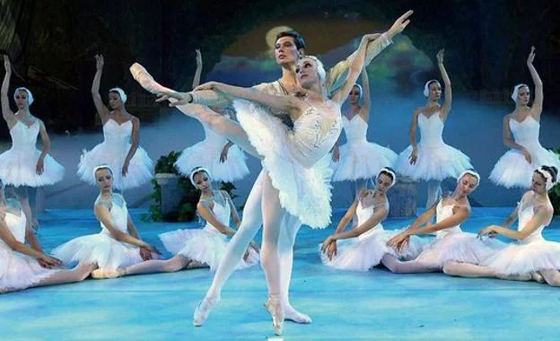 El Ballet Nacional Ruso interpreta 'El lago de los cisnes'./ HOY