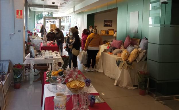 El rastrillo solidario 'La Guapa' vuelve a abrir sus puertas en Las Pasaderas