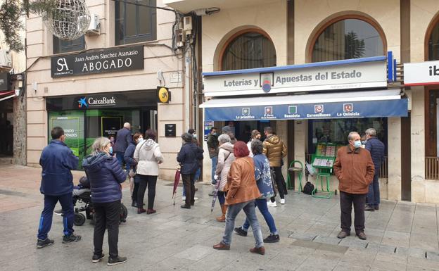 El número 38619 deja un reguero de premios en Villanueva de la Serena