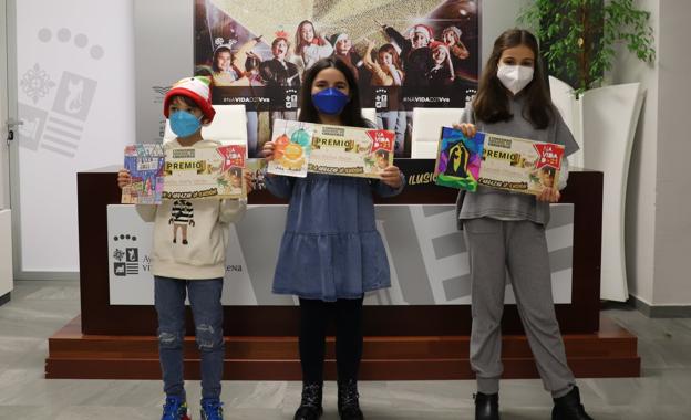 Los ganadores recogieron su cheque en el Ayuntamiento. /AV