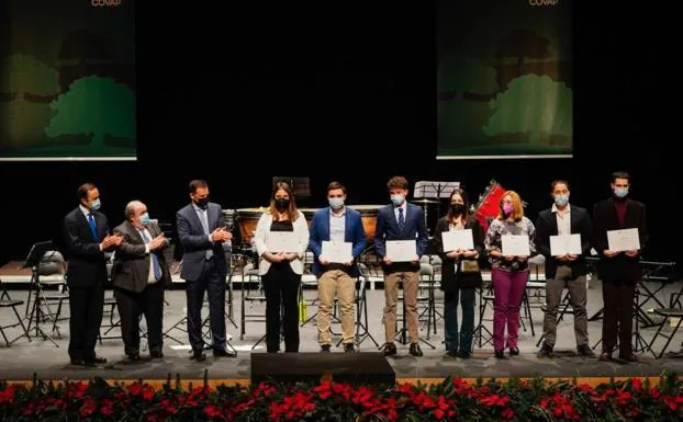 Manuel Caballero junto a otros premiados en el acto de entrega de los reconocimientos. /HOY