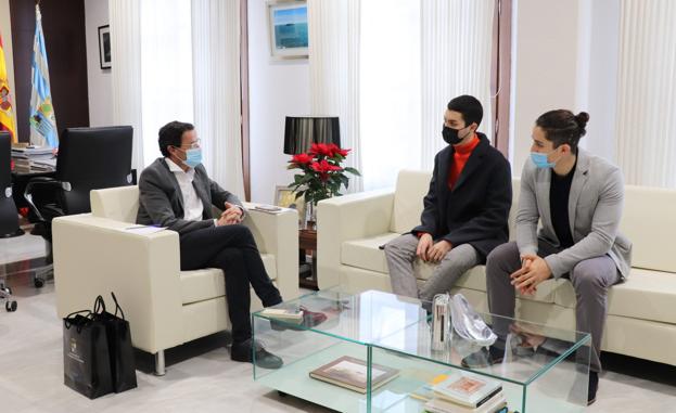 Manuel Caballero y Víctor Manuel Pineda son premiados por sus notas