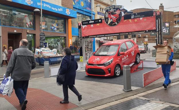 La papeleta con el número 68898 se llevará el coche expuesto en Las Pasaderas