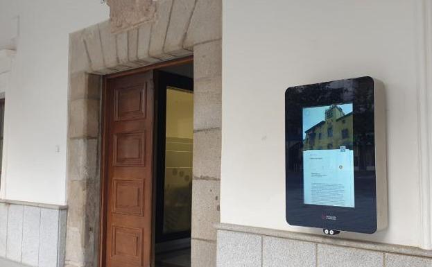 Una pantalla táctil muestra los recursos turísticos de Villanueva y la provincia