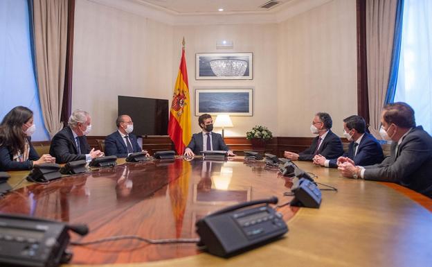 Los alcaldes de Villanueva y Don Benito presentan su proyecto de fusión al presidente del PP, Pablo Casado