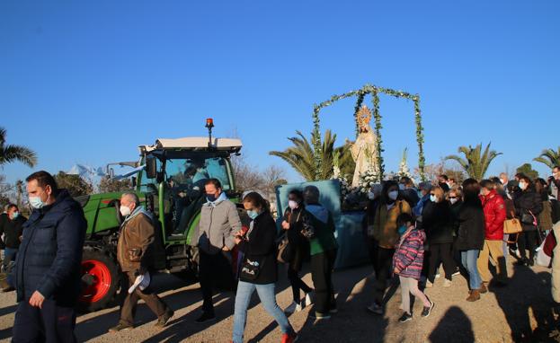 La Aurora volvió a ser traída a pie acompañada por sus fieles