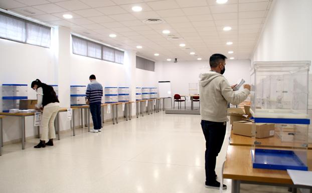 Cientos de voluntarios trabajan en la logística del referéndum por la unión de Villanueva y Don Benito