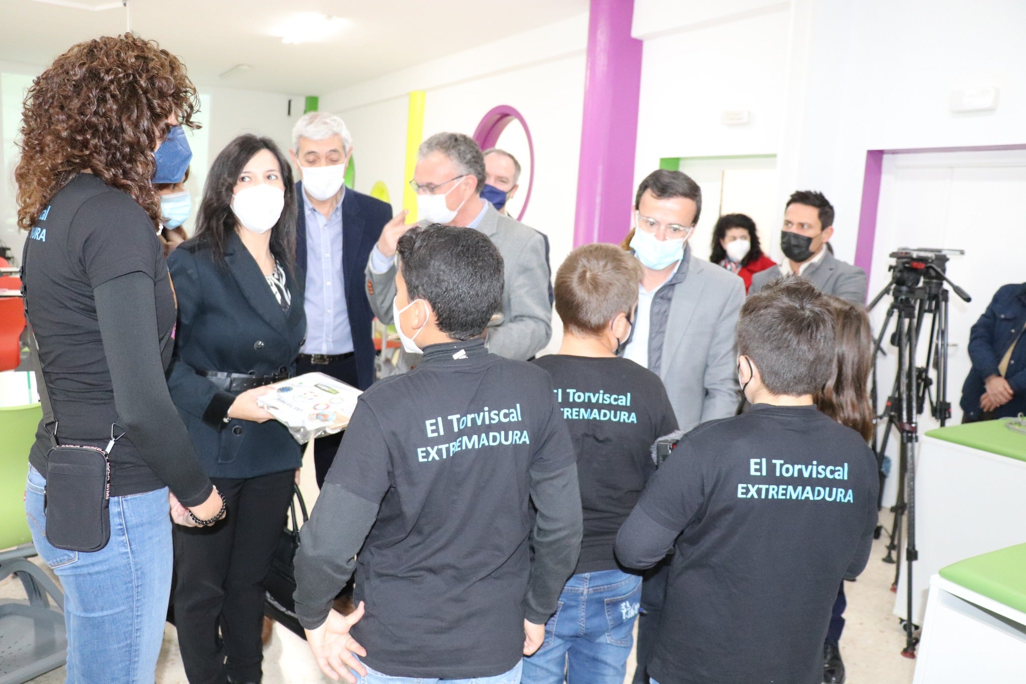 La consejera de Educación muestra su apoyo a la unión de ciudades en la visita al Centro de Profesores y Recursos