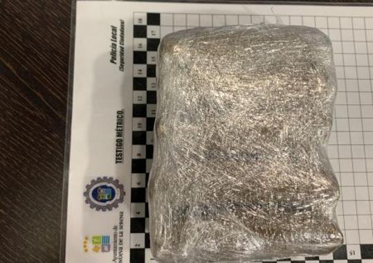 Detenido un hombre tras arrojar medio kilo de hachís de un vehículo