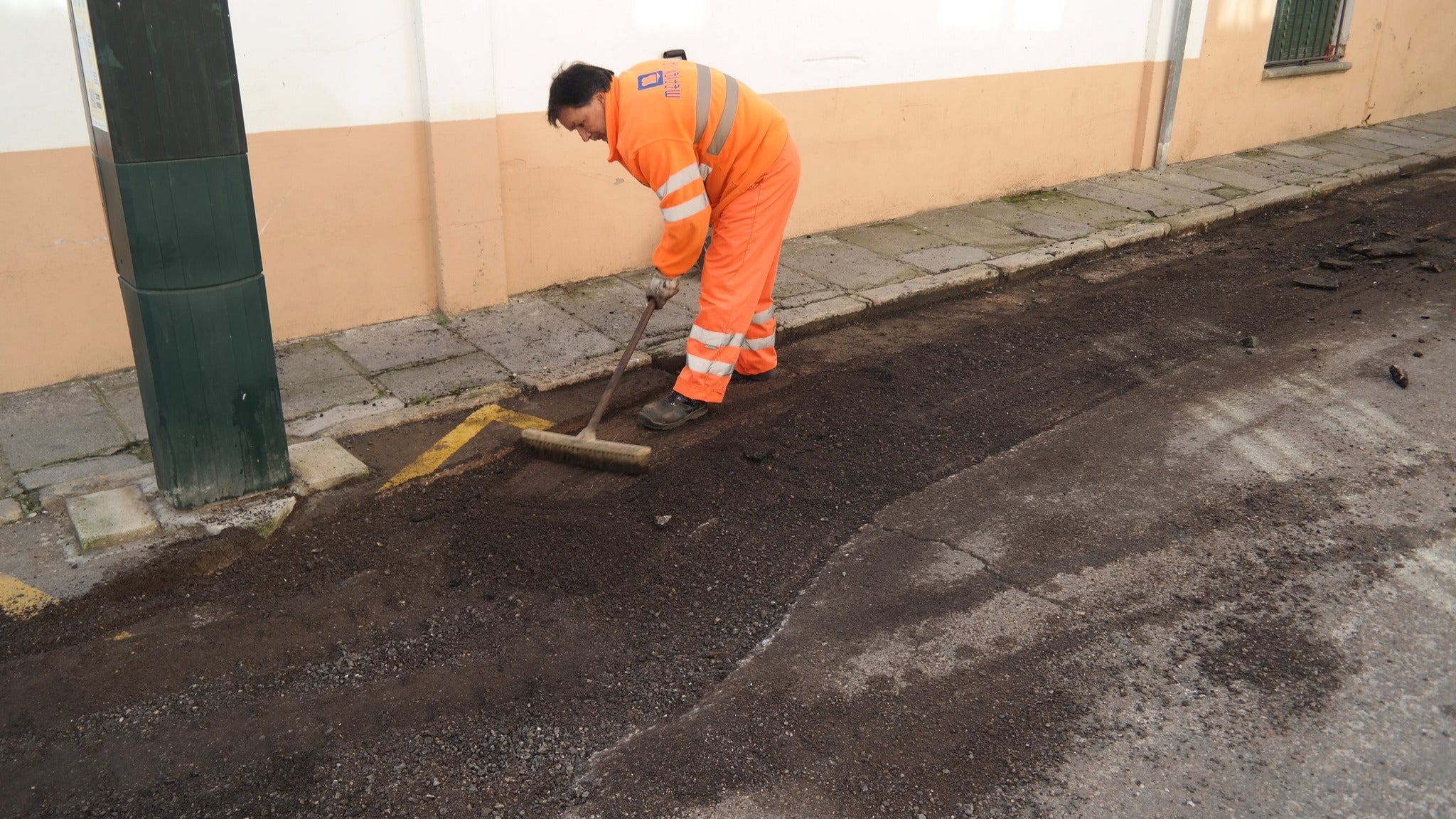 Comienza el asfaltado de varias calles en la Urbanización Los Pinos