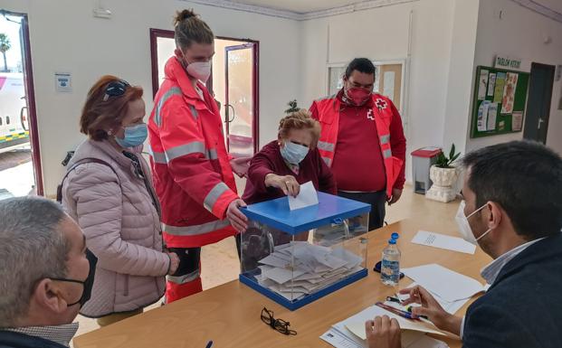 Cruz Roja trasladó a varios vecinos para votar a los colegios electorales