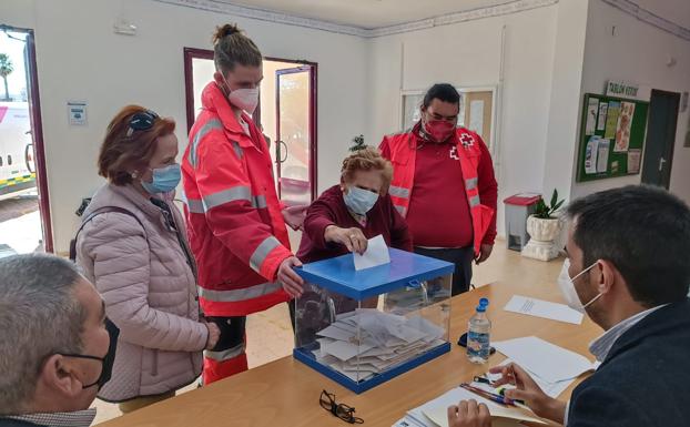 Cruz Roja trasladó a varios vecinos para votar a los colegios electorales