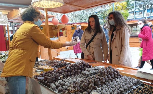El I Salón del Chocolate endulza el fin de semana con 21 puestos artesanos