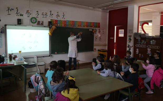 Los escolares de Villanueva de la Serena practican la correcta higiene de manos