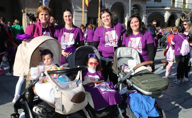 Varias generaciones se unen para reivindicar la igualdad durante la Carrera de la Mujer