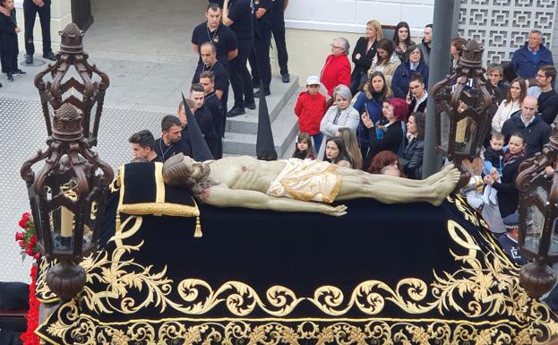 El Cristo Yacente, listo para salir en procesión el Viernes Santo, tras su restauración
