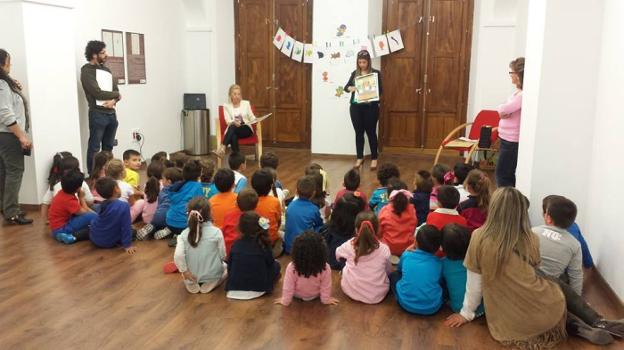 La biblioteca 'Felipe Trigo' fomenta el trueque con motivo del Día del Libro